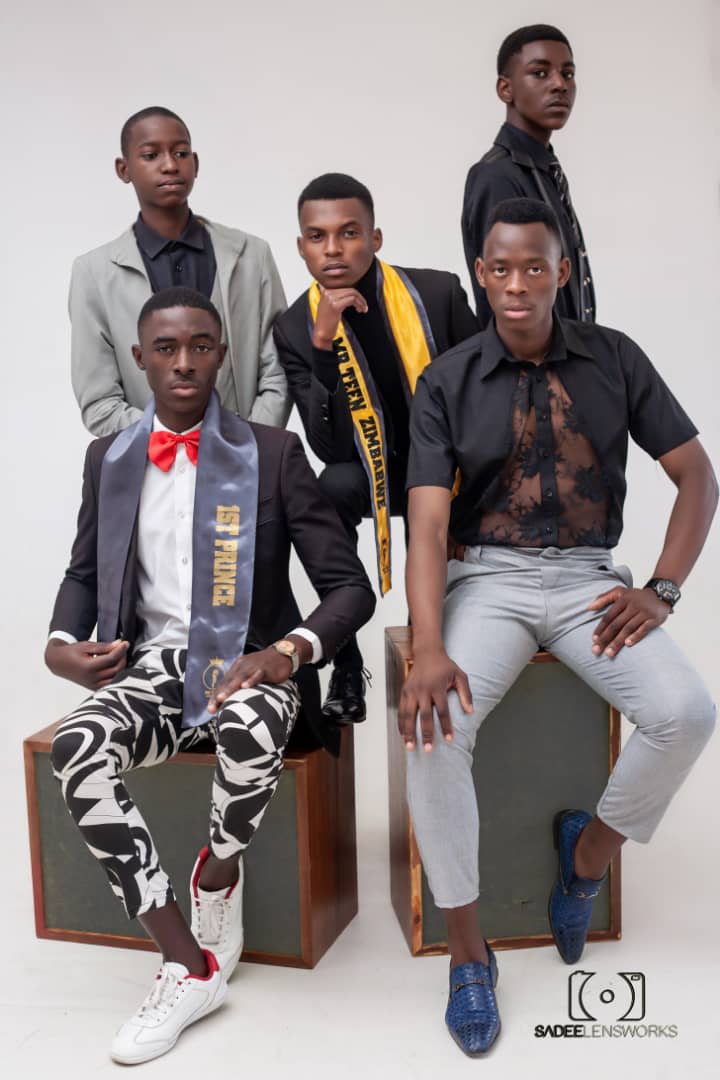 TEEN MODELS VISIT THE ELDERLY .